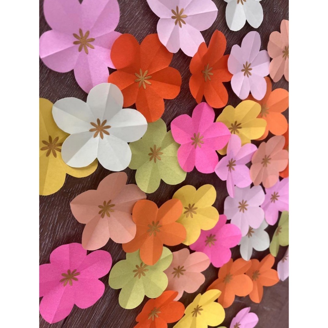 梅の花＊36枚カラフル　鮮やか　折り紙　ハンドメイド　壁面飾り　お正月七五三 ハンドメイドの素材/材料(型紙/パターン)の商品写真