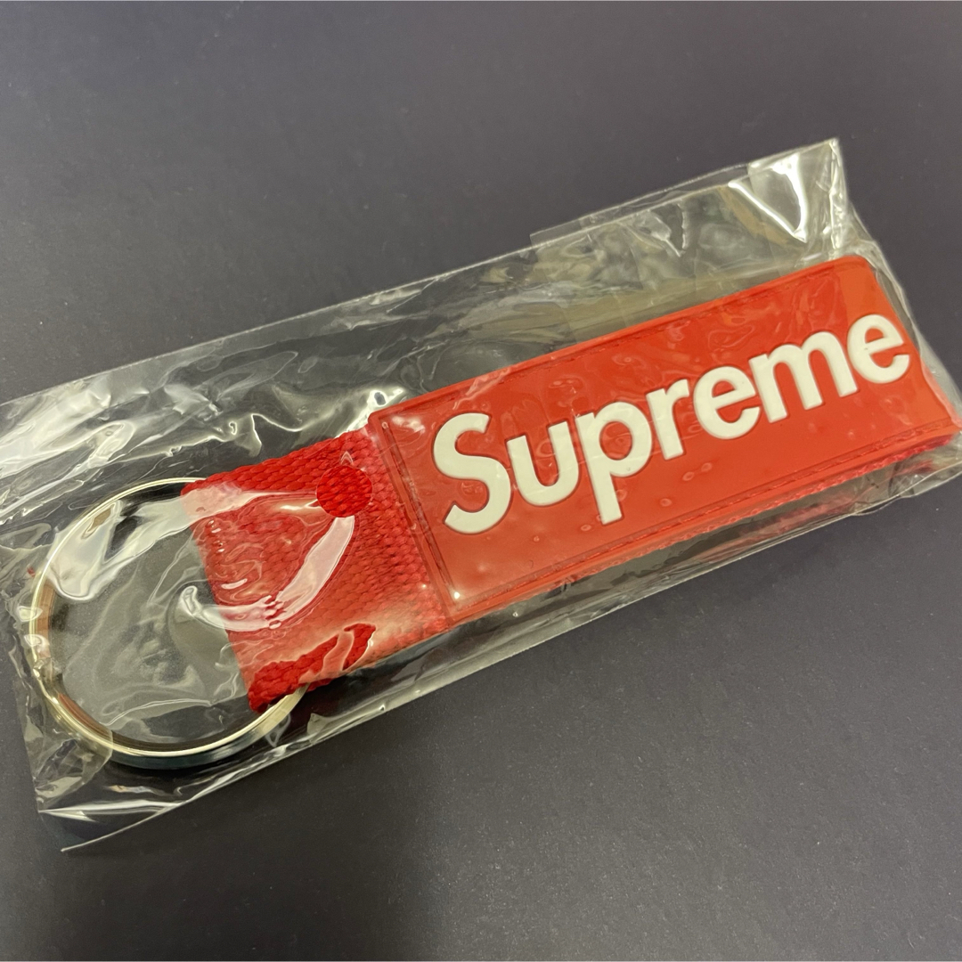 Supreme(シュプリーム)のSupreme Webbing Keychain Redシュプリームキーホルダー メンズのファッション小物(キーホルダー)の商品写真