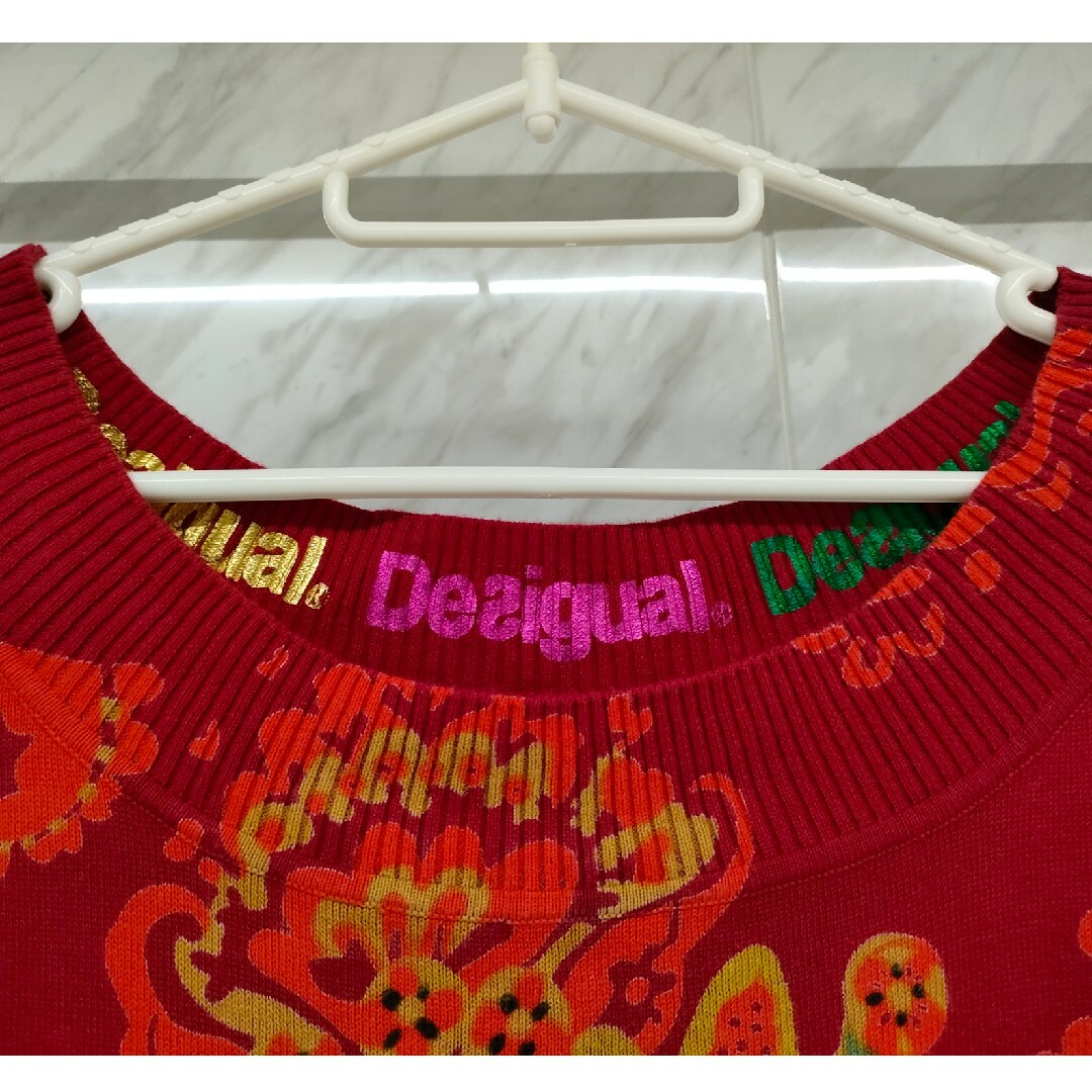 DESIGUAL(デシグアル)のデシグアル  薄めニット 赤バラ Mサイズ レディースのトップス(ニット/セーター)の商品写真