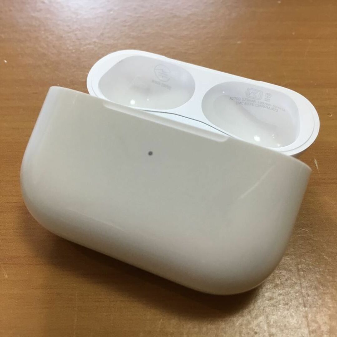 1) Apple純正 AirPods Pro 第2世代 充電ケース A2700