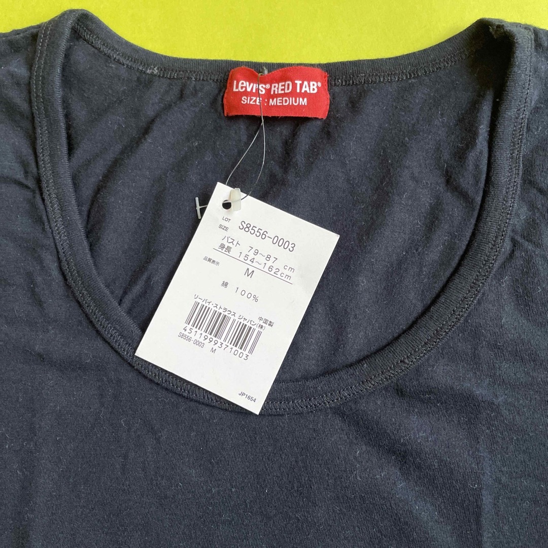 Levi's(リーバイス)の未使用 Levi’s リーバイスTシャツ 黒 M / 赤 S /2枚 レディース レディースのトップス(Tシャツ(半袖/袖なし))の商品写真