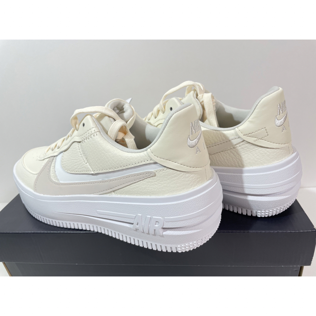 NIKE(ナイキ)の【新品】23.5cmNIKE エアフォース1 プラットフォーム ペールアイボリー レディースの靴/シューズ(スニーカー)の商品写真