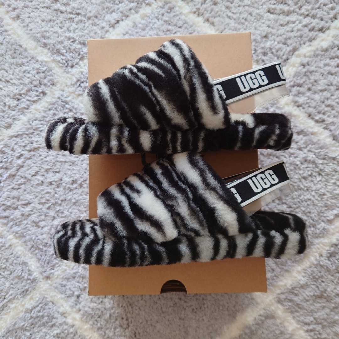 UGG(アグ)の【新品未使用】UGG FLUFF YEAH SLIDE ZEBRA レディースの靴/シューズ(サンダル)の商品写真