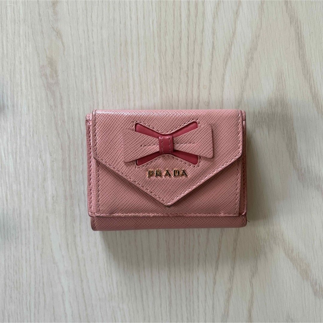 PRADA(プラダ)のPRADA プラダ 三つ折り財布 リボン 希少デザイン サフィアーノ ピンク レディースのファッション小物(財布)の商品写真