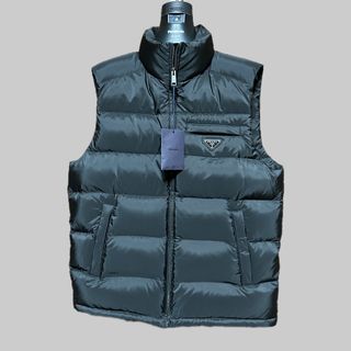 プラダ(PRADA)の未使用プラダPRADAメンズダウンベスト　52 黒　着画あり VEST(ダウンベスト)