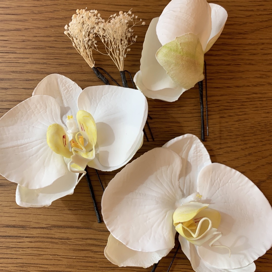 胡蝶蘭　かすみ草　髪飾り ハンドメイドのアクセサリー(ヘアアクセサリー)の商品写真