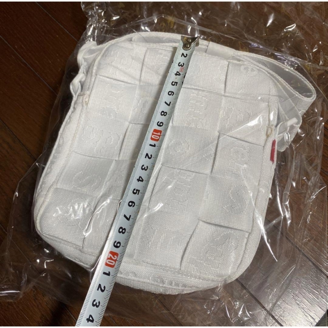 Supreme(シュプリーム)の【23ss】新品supremeシュプリーム　ショルダーバック　ホワイト メンズのバッグ(ショルダーバッグ)の商品写真