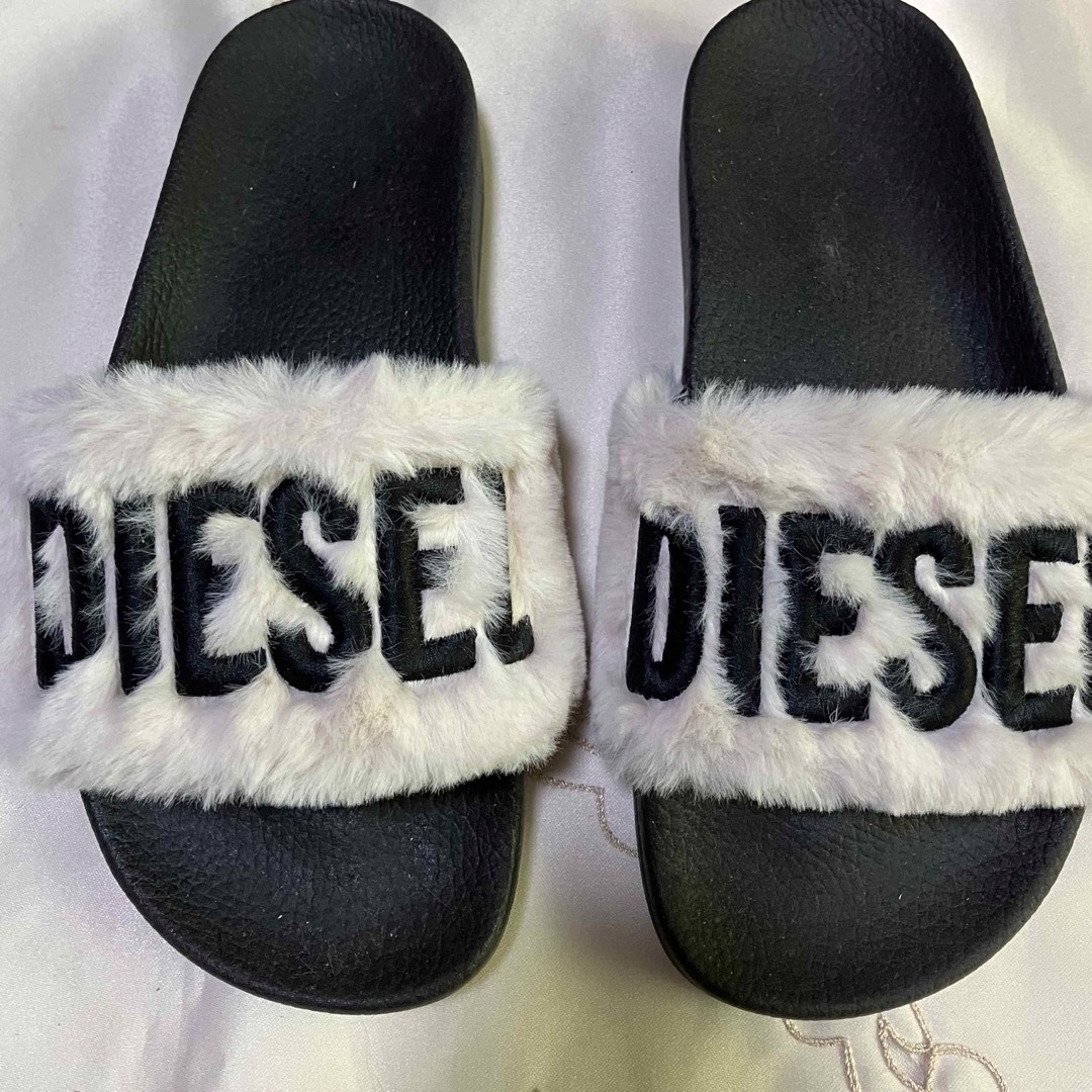 DIESEL(ディーゼル)のディーゼル) DIESEL レディース ロゴ ファー スライドサンダル レディースの靴/シューズ(サンダル)の商品写真