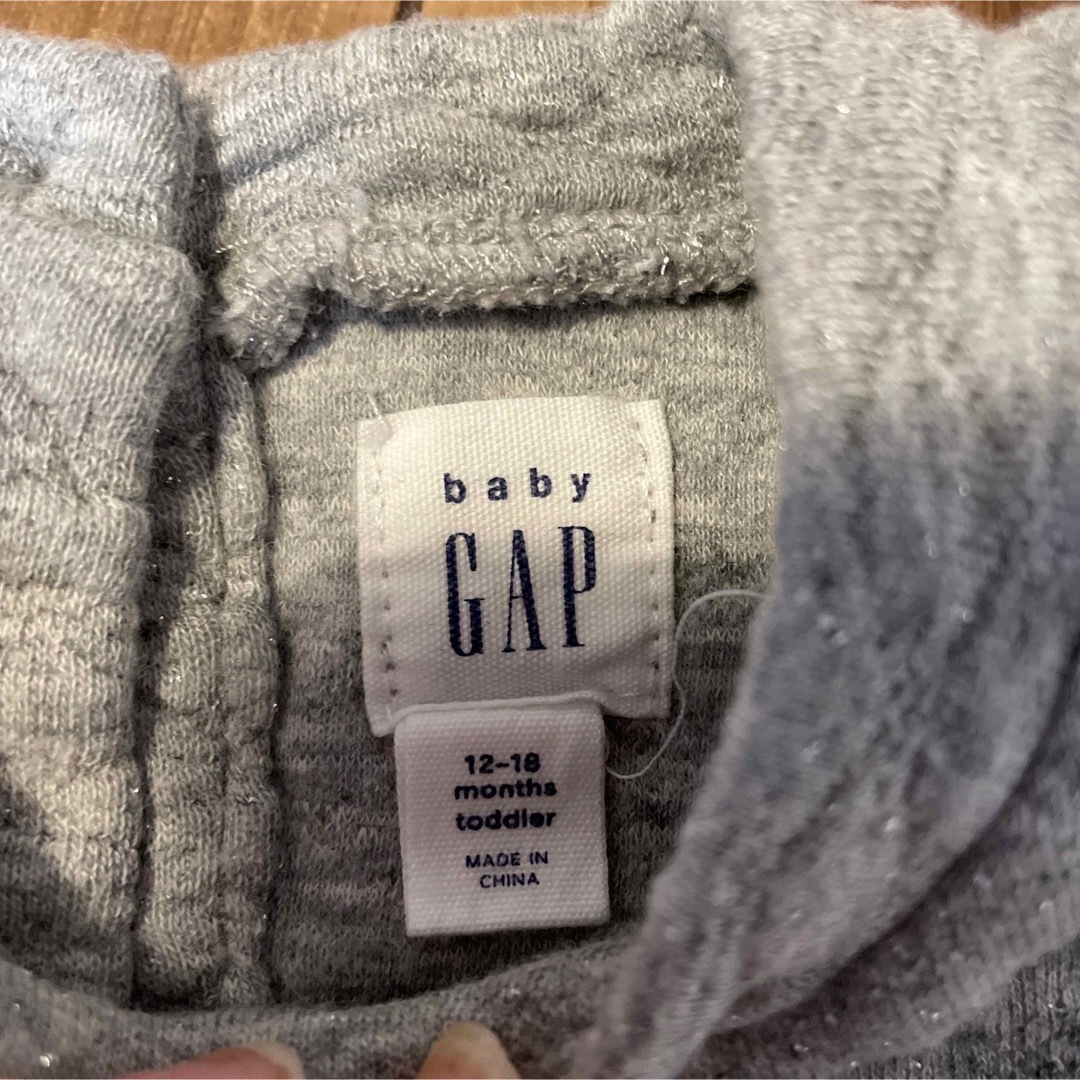 GAP(ギャップ)のGAP スウェットワンピース　見せパン付き　グレー系　ラメ入り　80cm キッズ/ベビー/マタニティのベビー服(~85cm)(ワンピース)の商品写真