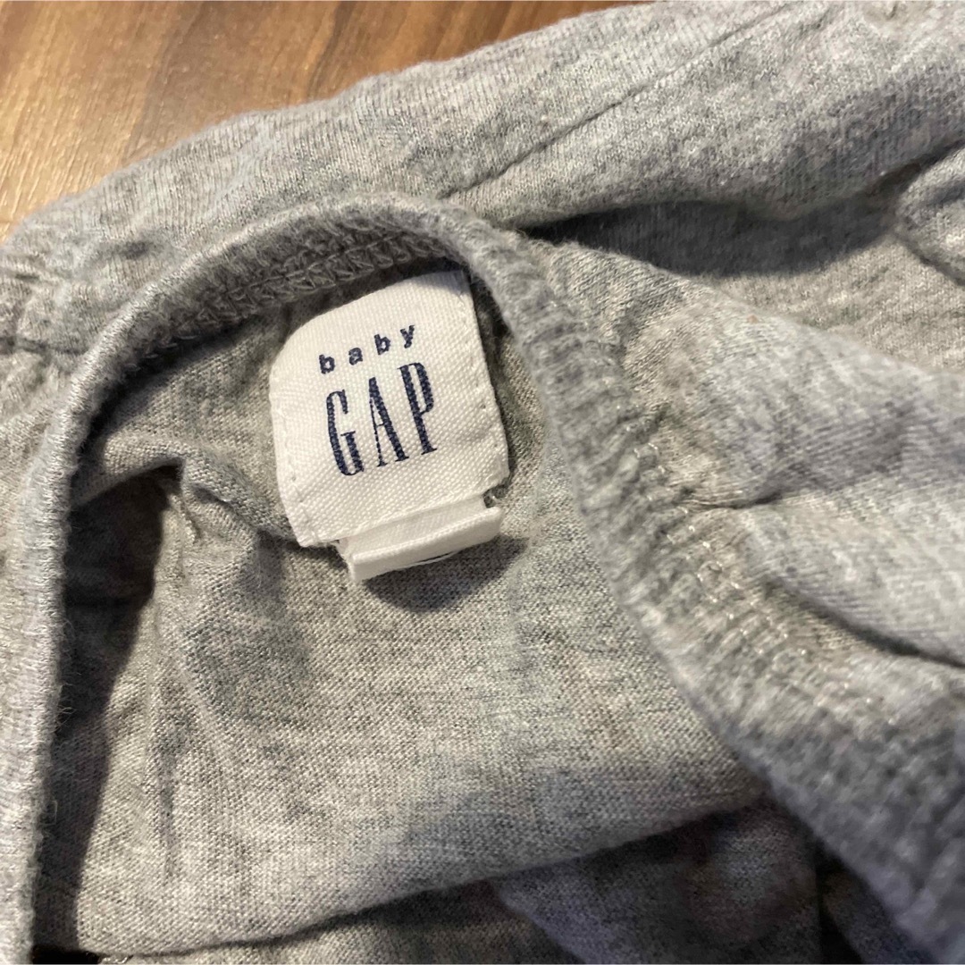 GAP(ギャップ)のGAP スウェットワンピース　見せパン付き　グレー系　ラメ入り　80cm キッズ/ベビー/マタニティのベビー服(~85cm)(ワンピース)の商品写真