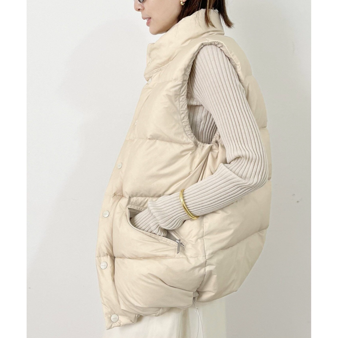 L'Appartement DEUXIEME CLASSE(アパルトモンドゥーズィエムクラス)のアパルトモン/シュタンバウム DOWN VEST/ダウンベスト 白 レディースのジャケット/アウター(ダウンベスト)の商品写真