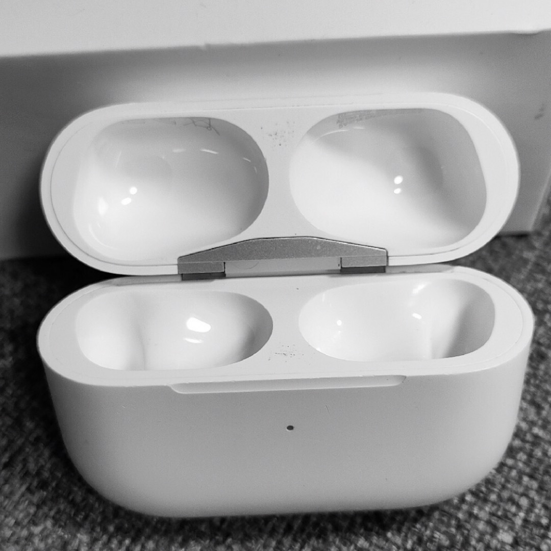 Apple(アップル)のAirPodspro 充電ケース スマホ/家電/カメラのオーディオ機器(ヘッドフォン/イヤフォン)の商品写真