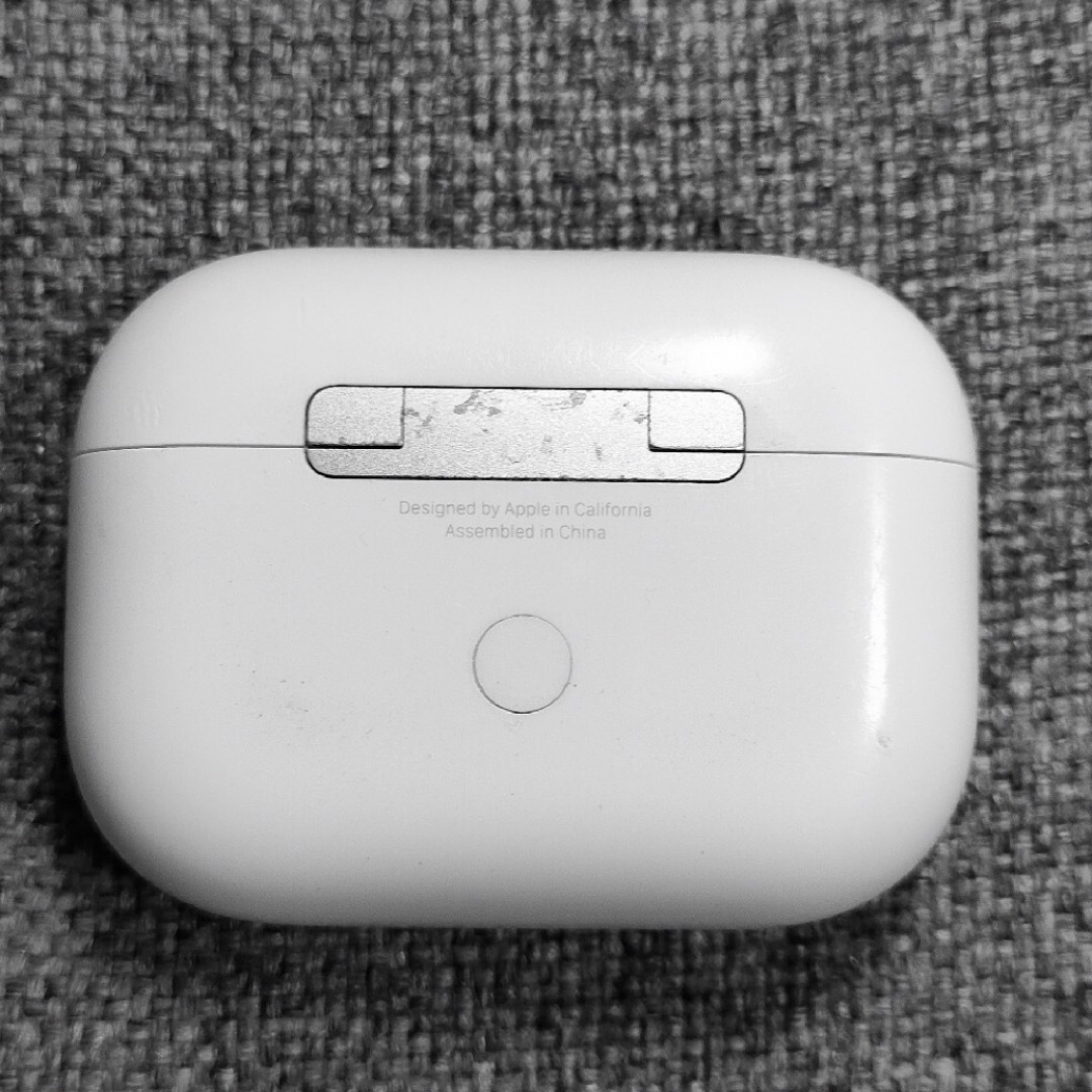 Apple(アップル)のAirPodspro 充電ケース スマホ/家電/カメラのオーディオ機器(ヘッドフォン/イヤフォン)の商品写真