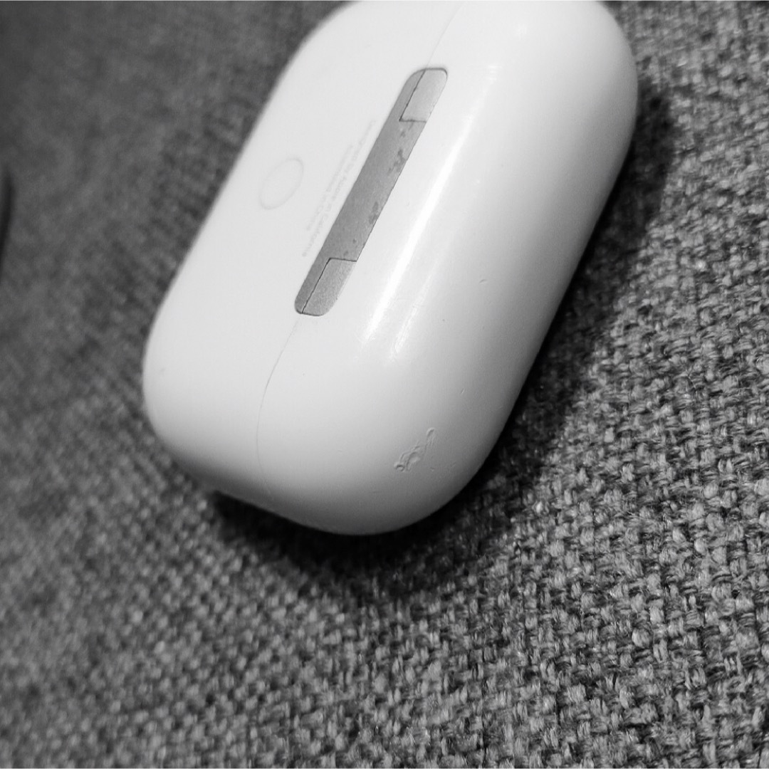Apple(アップル)のAirPodspro 充電ケース スマホ/家電/カメラのオーディオ機器(ヘッドフォン/イヤフォン)の商品写真
