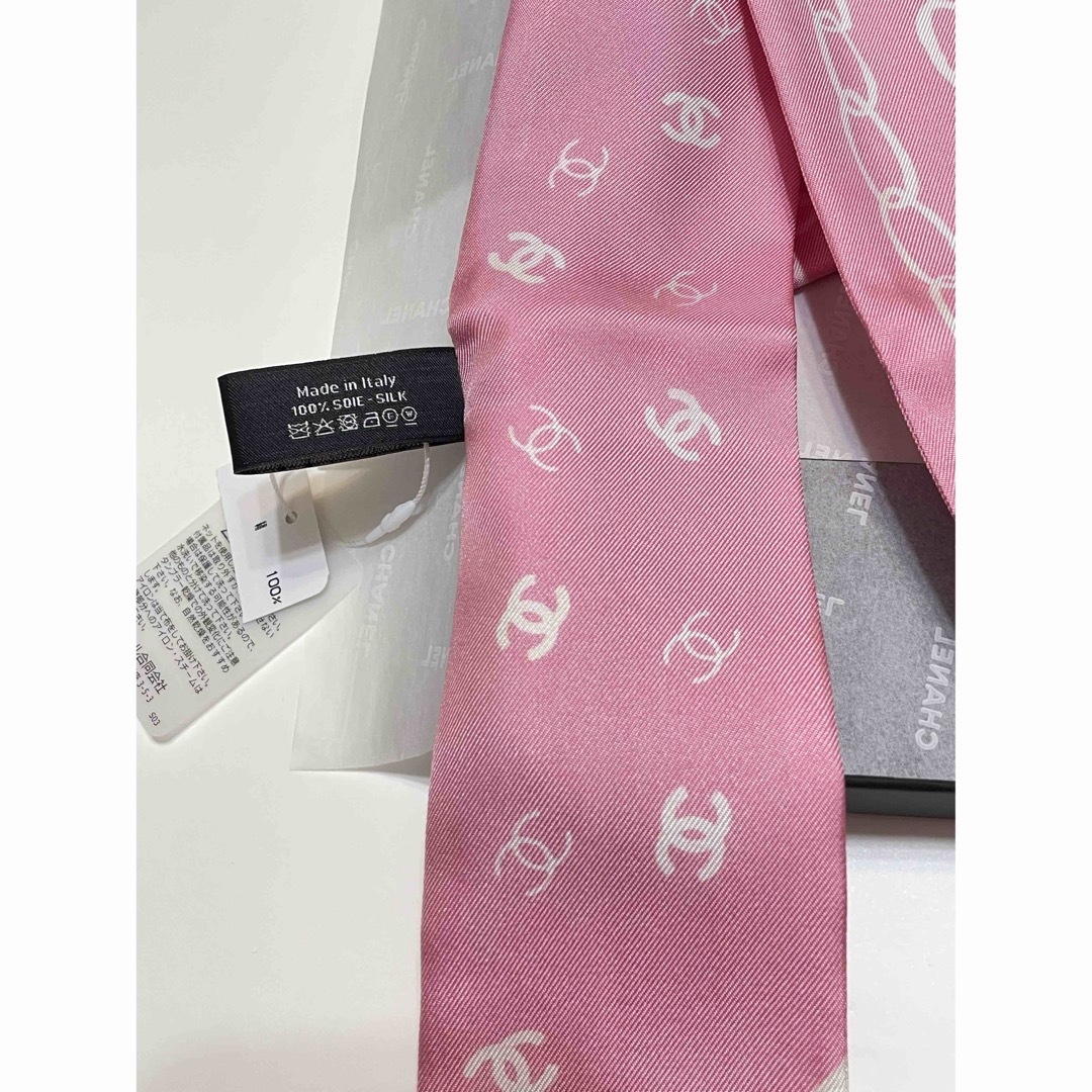 CHANEL(シャネル)のCHANEL シャネル　ピンク　細スカーフ　ヘアバンド　ホワイト　白　ココマーク レディースのファッション小物(バンダナ/スカーフ)の商品写真