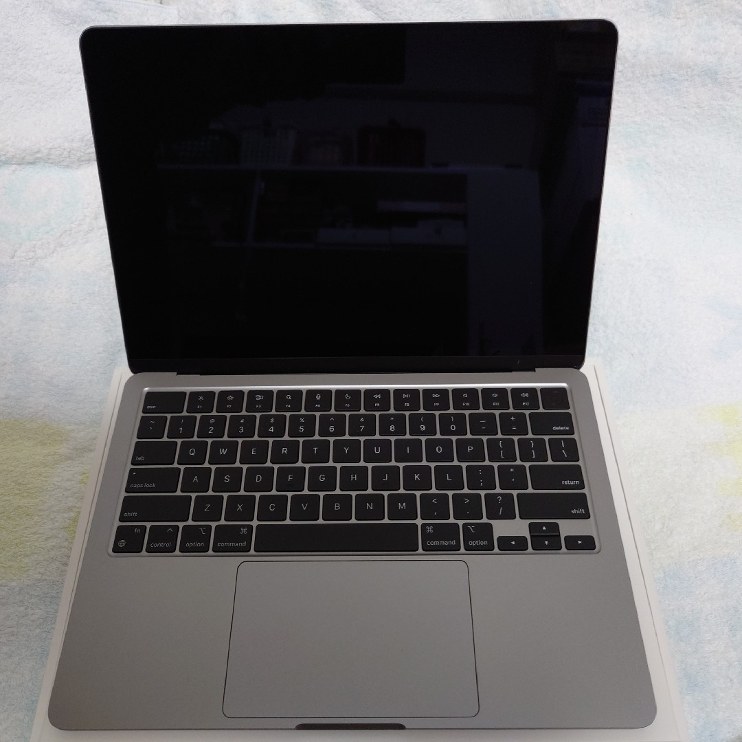 Apple MacBook Air Model No A2681