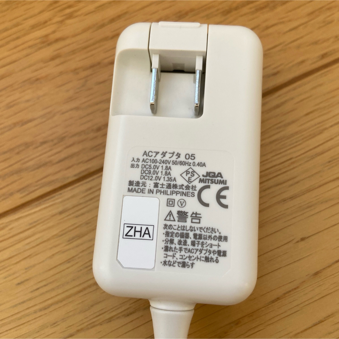 NTTdocomo(エヌティティドコモ)の【通電確認済】Do Co Mo ACアタフタ 05 スマホ/家電/カメラのスマートフォン/携帯電話(バッテリー/充電器)の商品写真