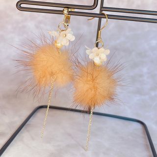 ファーとお花のイヤリング　ピアス(ピアス)