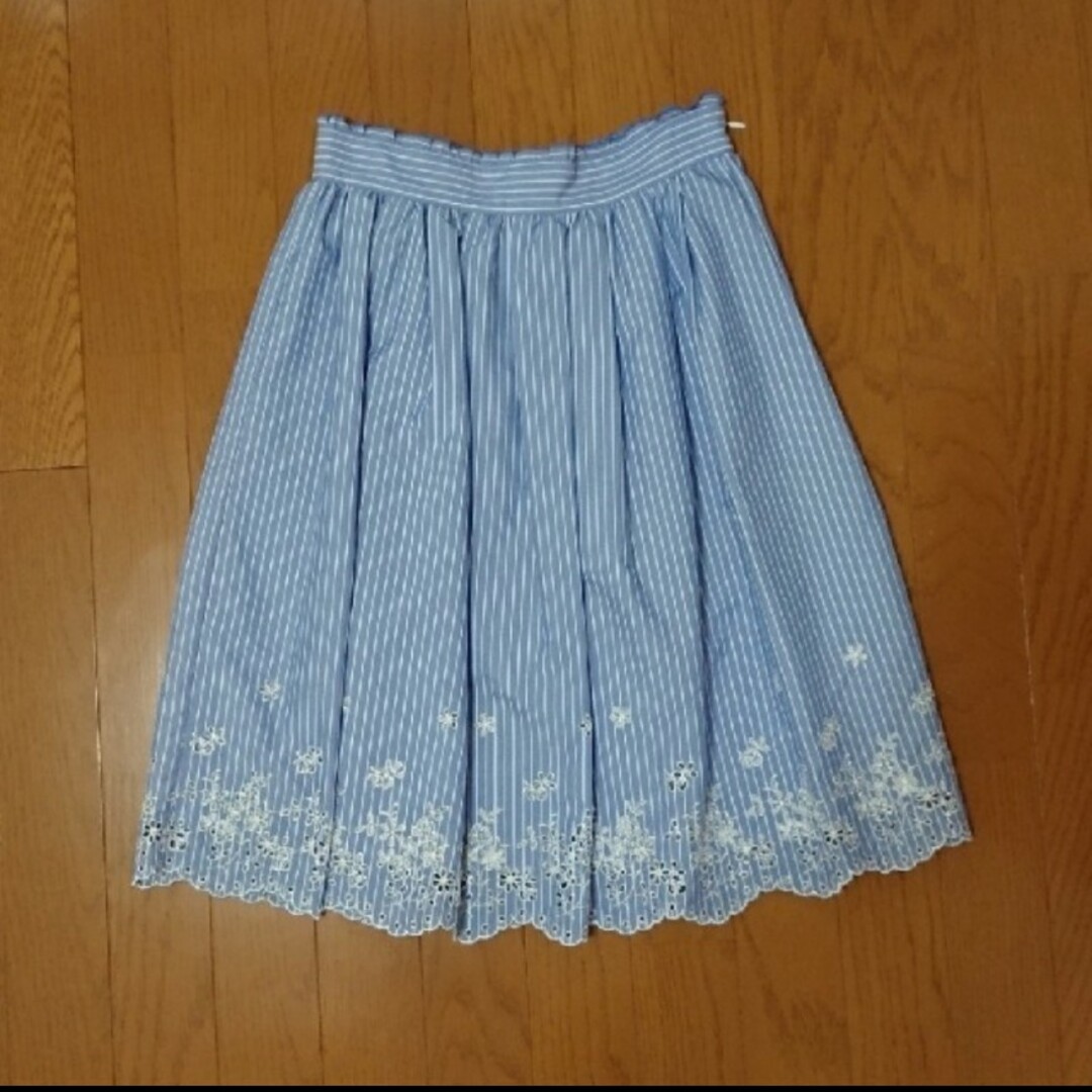 L'EST ROSE(レストローズ)のお花刺繍ストライプスカート レディースのスカート(ひざ丈スカート)の商品写真
