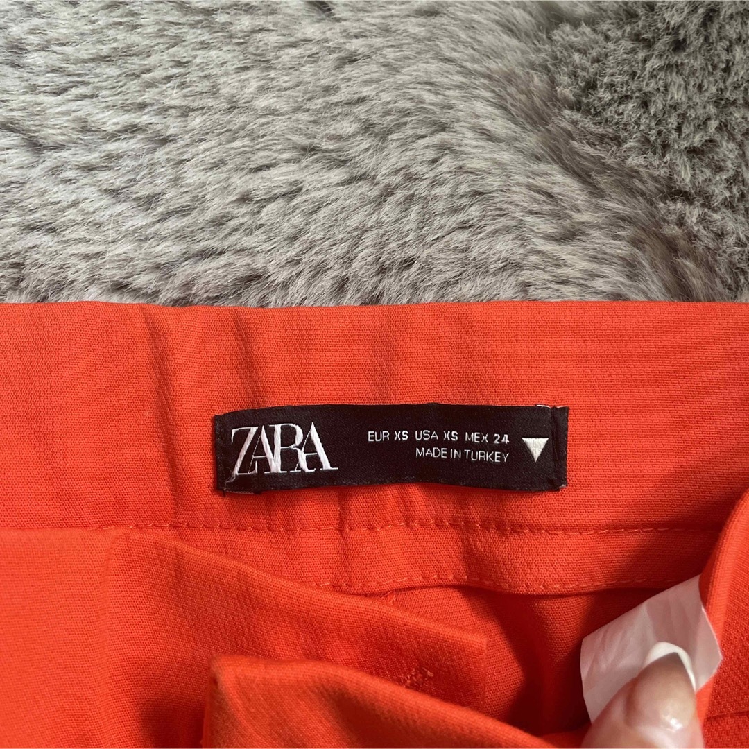 ZARA(ザラ)のZARA オレンジ　ミニフレアパンツ レディースのパンツ(カジュアルパンツ)の商品写真