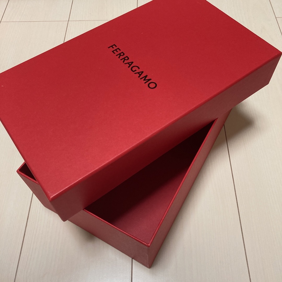 新ロゴ　FERRAGAMO 靴箱 & パンプス