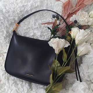 チャールズアンドキース(Charles and Keith)の✦美品・完売品✦ CHARLES & KEITH　コア ラージホーボーバッグ(ハンドバッグ)