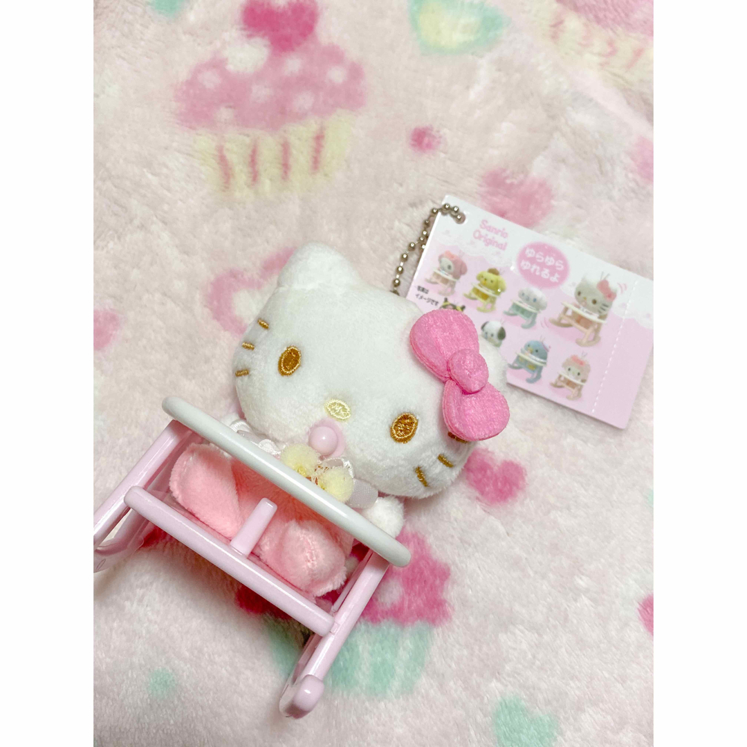 ハローキティ(ハローキティ)の【新品タグ付き】ハローキティ ベビーチェアマスコット サンリオ sanrio エンタメ/ホビーのおもちゃ/ぬいぐるみ(キャラクターグッズ)の商品写真