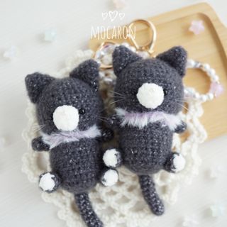 ふわふわファーのふっくら黒猫🎩　あみぐるみキーホルダー(あみぐるみ)