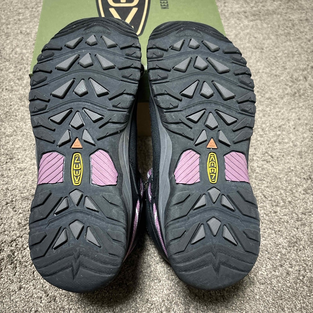 KEEN(キーン)のKEEN  トレッキングシューズ　22.5センチ　TARGHEE MID スポーツ/アウトドアのアウトドア(登山用品)の商品写真