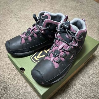 キーン(KEEN)のKEEN  トレッキングシューズ　22.5センチ　TARGHEE MID(登山用品)