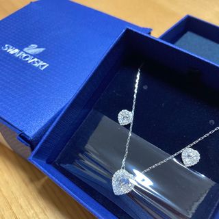 スワロフスキー(SWAROVSKI)の【新品】SWAROVSKI/ピアスとネックレスセット(仁川空港の証明証付き)(ネックレス)