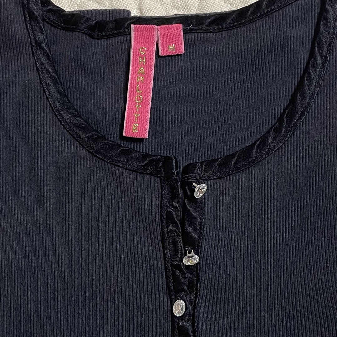 CHARLOTTE TARANTOLA ビジューボタンカットソー 黒 メンズのトップス(Tシャツ/カットソー(半袖/袖なし))の商品写真