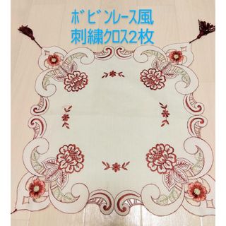 東欧購入／ﾎﾞﾋﾞﾝﾚｰｽ風の刺繍ｸﾛｽ  白地に赤＊2枚(その他)