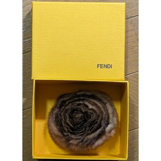 フェンディ ファーコサージュフラワーモチーフ  ピンクベージュ FENDI  | アクセサリー ファッション小物 ブランド レディース 女性 入学式 卒業式 パーティ イベント ブローチ 花飾り ABランク