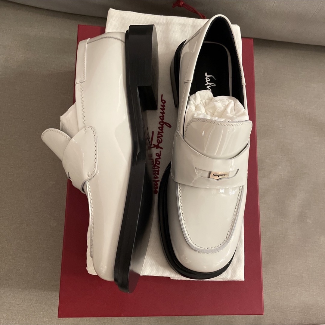 Salvatore Ferragamo(サルヴァトーレフェラガモ)のフェラガモ　ローファー　モカシン　6ハーフ　ホワイト　エルメス　プラダ レディースの靴/シューズ(ローファー/革靴)の商品写真