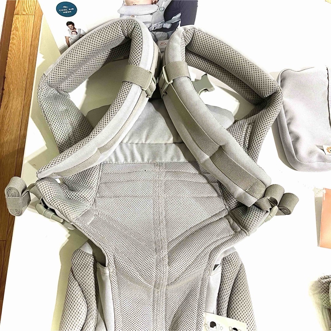 Ergobaby(エルゴベビー)の《超美品》箱あり＆腰ベルト付★エルゴベビー オムニ360 クールエア グレー キッズ/ベビー/マタニティの外出/移動用品(抱っこひも/おんぶひも)の商品写真