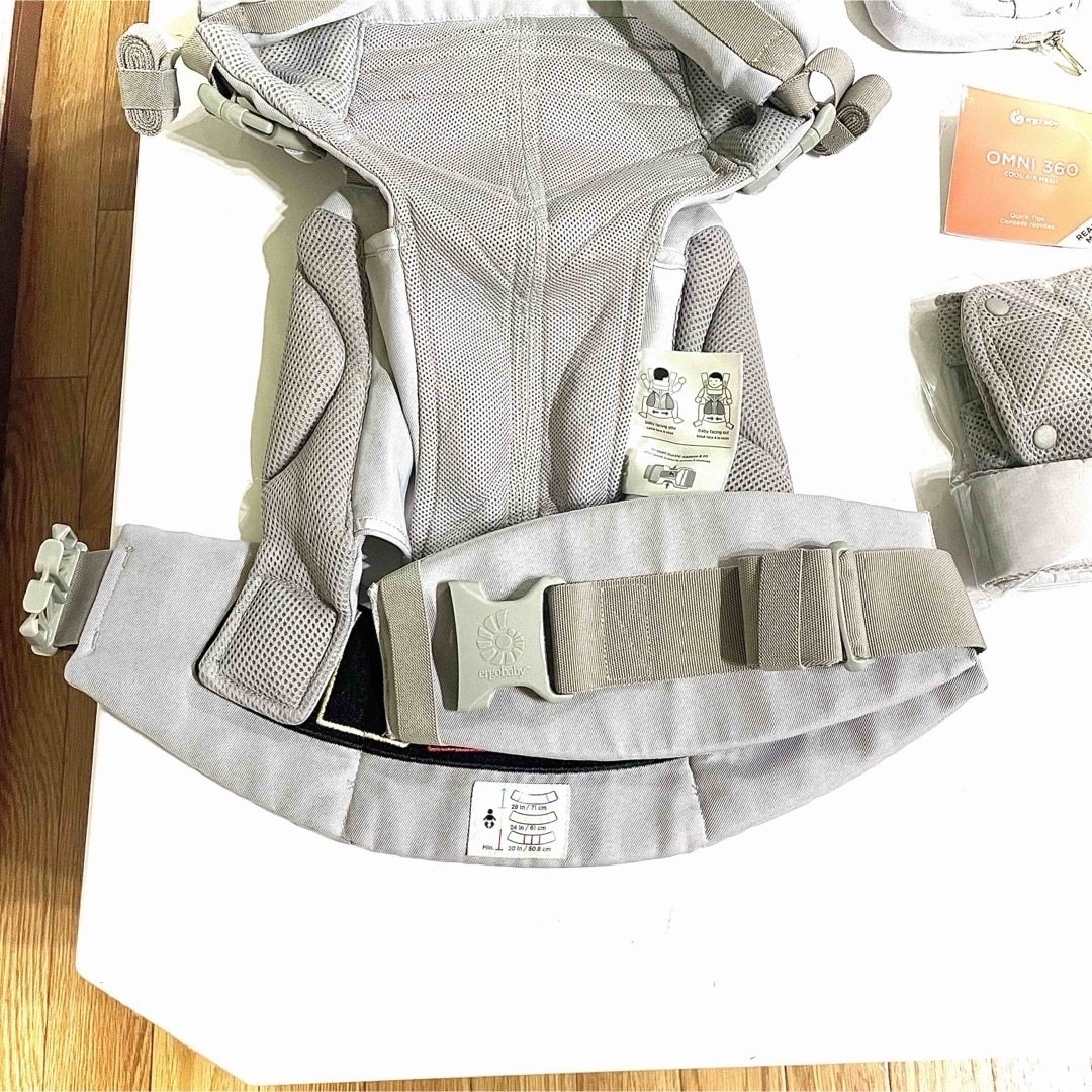 Ergobaby(エルゴベビー)の《超美品》箱あり＆腰ベルト付★エルゴベビー オムニ360 クールエア グレー キッズ/ベビー/マタニティの外出/移動用品(抱っこひも/おんぶひも)の商品写真