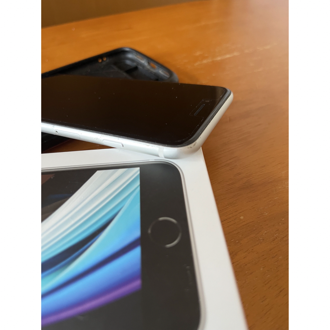 iPhone(アイフォーン)のiPhone SE 第2世代 (SE2) ホワイト 64 GB  SIMフリー スマホ/家電/カメラのスマートフォン/携帯電話(スマートフォン本体)の商品写真