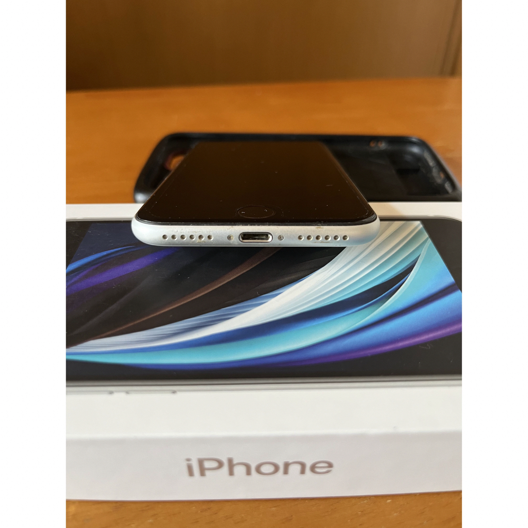 iPhone(アイフォーン)のiPhone SE 第2世代 (SE2) ホワイト 64 GB  SIMフリー スマホ/家電/カメラのスマートフォン/携帯電話(スマートフォン本体)の商品写真