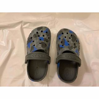 クロックス(crocs)のクロックス　crocs  サンダル　迷彩柄　C11(サンダル)