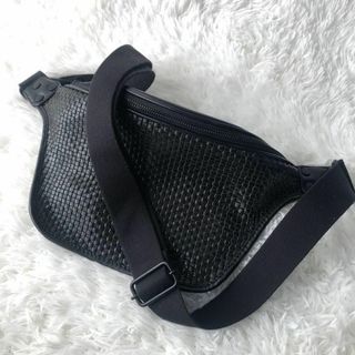 AMUAMU アムアム レザーメッシュ ボディバッグ レザー AMU-5の通販 by