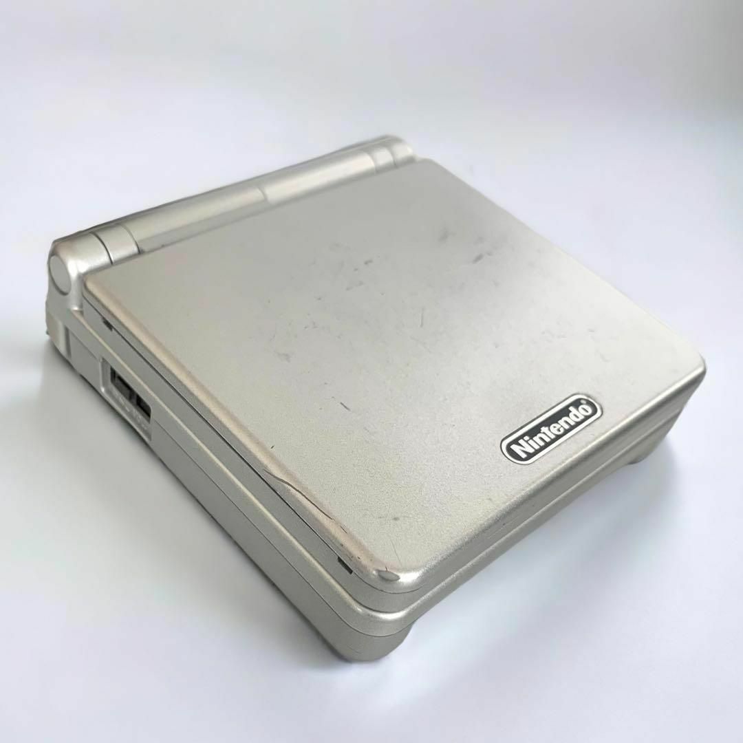 ゲームボーイアドバンス(ゲームボーイアドバンス)の【美品】ゲームボーイアドバンスSP  プラチナシルバー GBA SP エンタメ/ホビーのゲームソフト/ゲーム機本体(携帯用ゲーム機本体)の商品写真