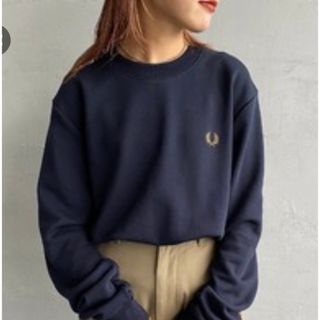 フレッドペリー(FRED PERRY)のFredPerry ワンポイントロゴ刺繍 クルーネックスウェット　ネイビー(スウェット)