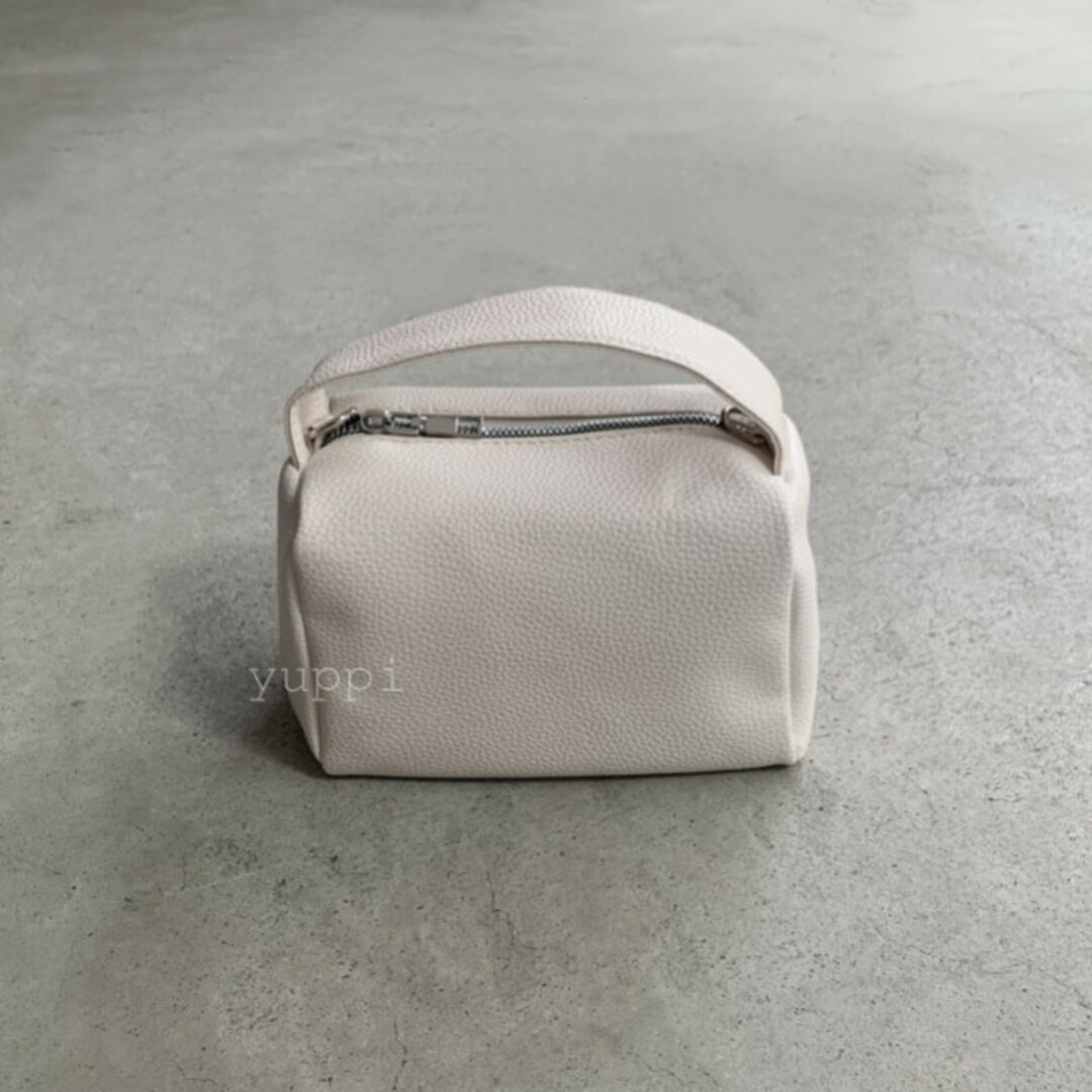 スクエア ボックス ショルダーバック おしゃれ ブラック 白 大人気 綺麗 美品 レディースのバッグ(ショルダーバッグ)の商品写真