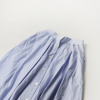 イエナ(IENA)のイエナ IENA ドビーストライプフレアースカート 34/ブルー ホワイト フロントボタン付き【2400013568746】(ひざ丈スカート)