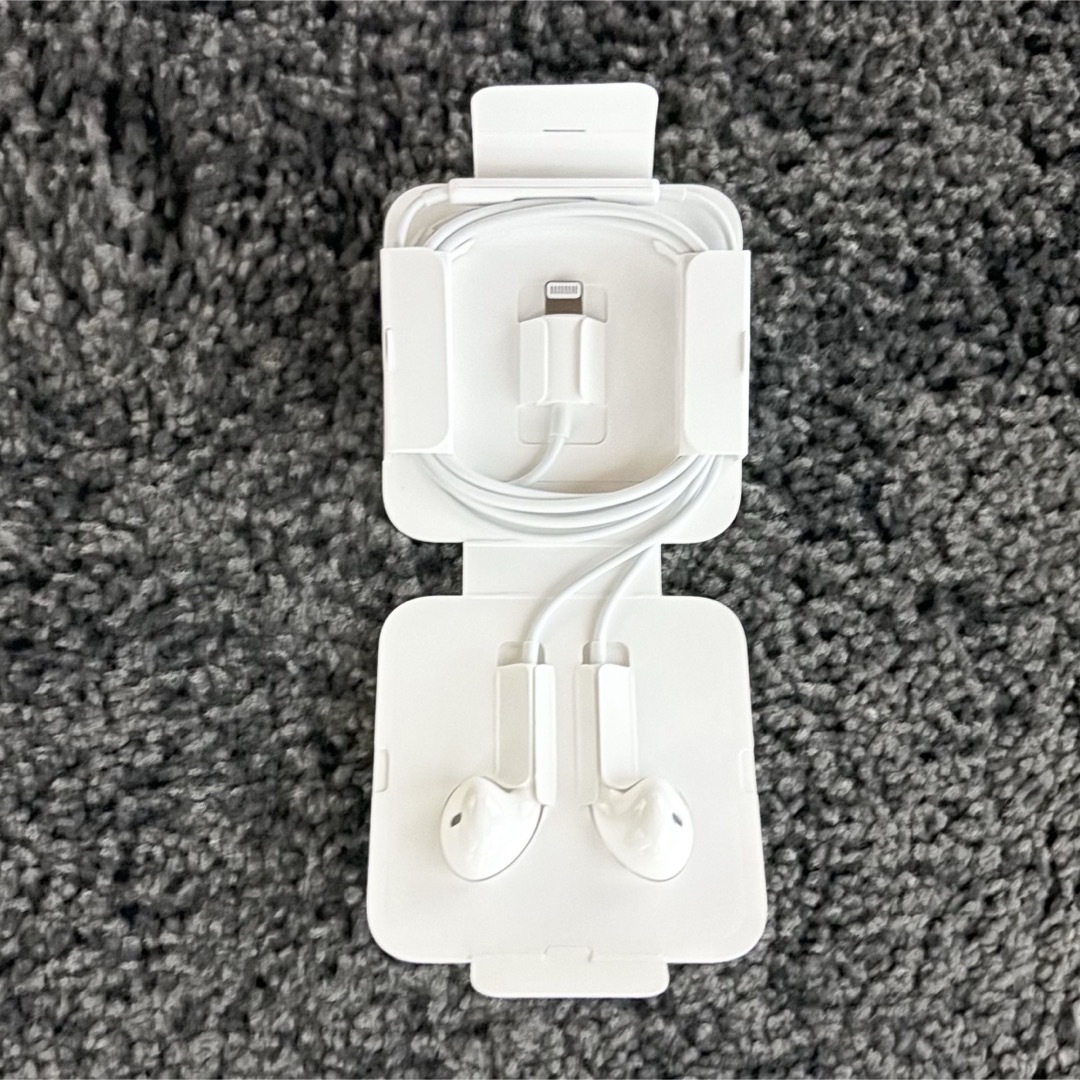 【新品･未使用】 Apple 純正 有線イヤホン ライトニング スマホ/家電/カメラのオーディオ機器(ヘッドフォン/イヤフォン)の商品写真