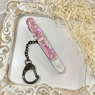 キークリップ　シェル　鮮やかピンク系　ダークシルバー　レジン(その他)