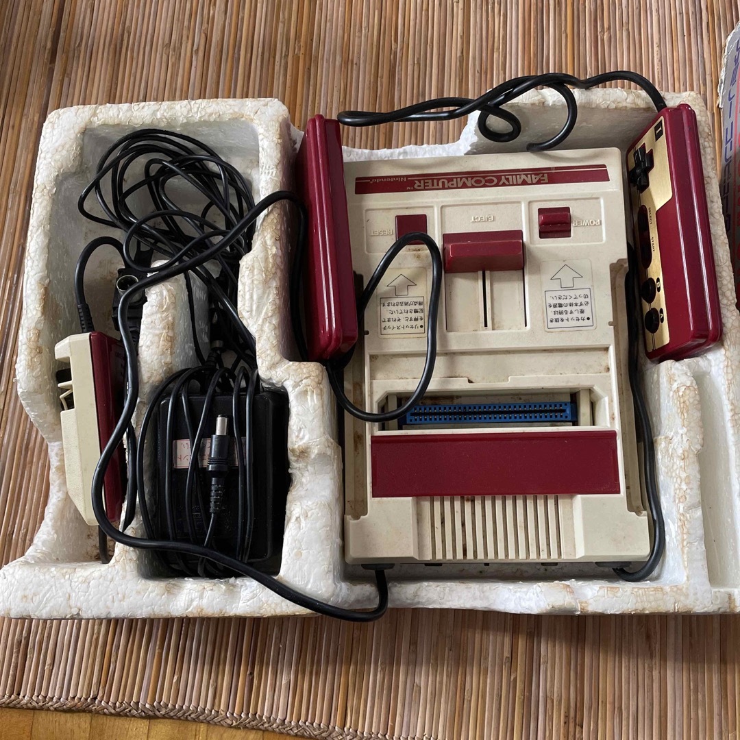 Nintendo ファミリーコンピュータ 本体 HVC-001 エンタメ/ホビーのゲームソフト/ゲーム機本体(家庭用ゲーム機本体)の商品写真