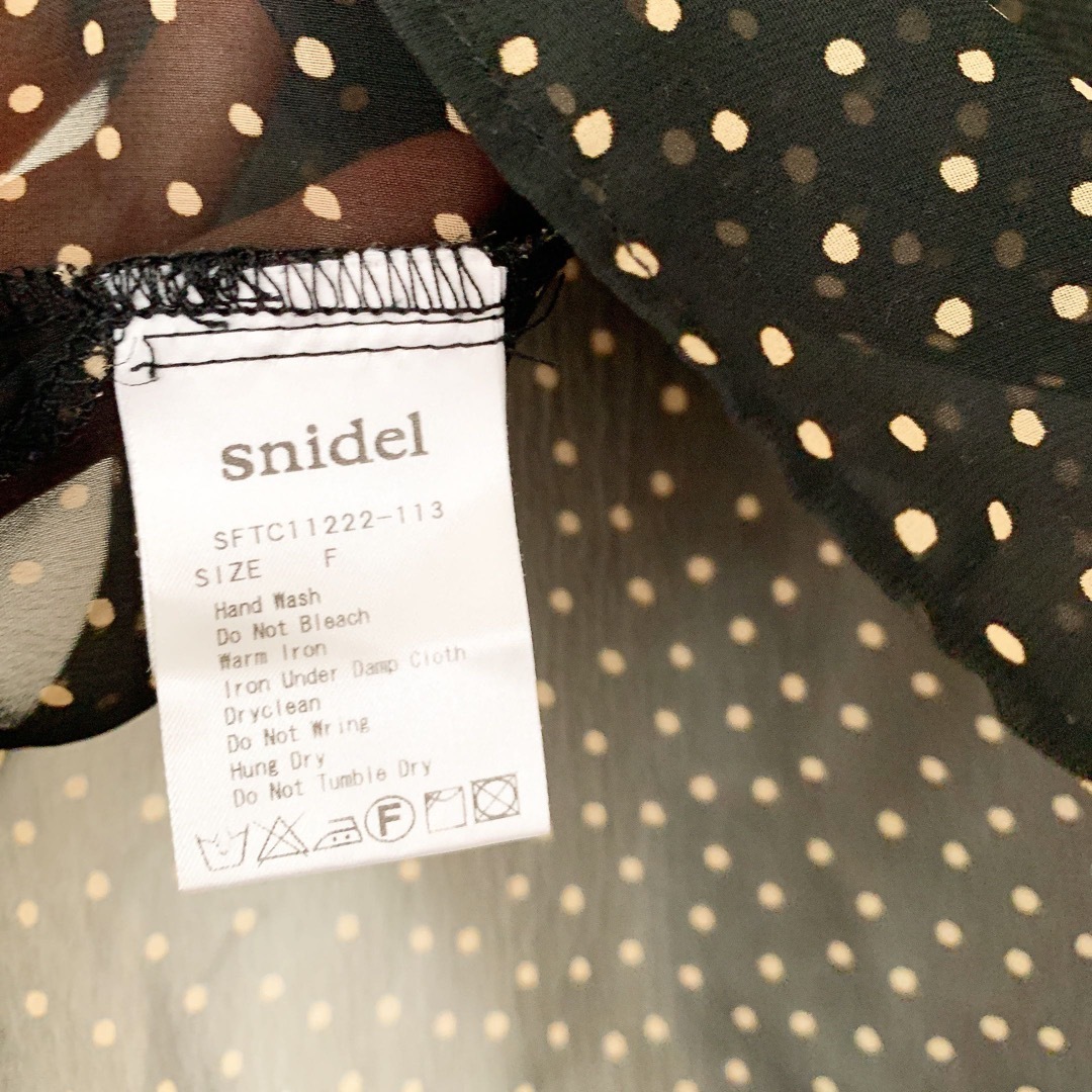 SNIDEL(スナイデル)のused★snidelスナイデル　水玉シアータンクトップ　ノースリーブブラウス レディースのトップス(シャツ/ブラウス(半袖/袖なし))の商品写真