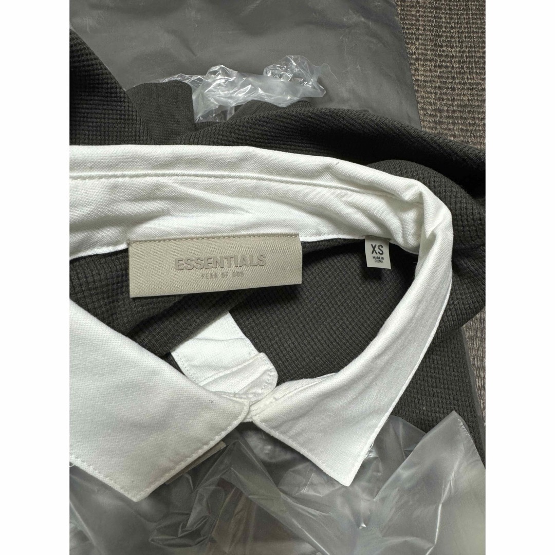 FEAR OF GOD(フィアオブゴッド)のエッセンシャルズ ワッフル ニット ラグビー シャツ オフ ブラック XS メンズのトップス(ポロシャツ)の商品写真